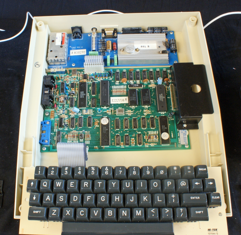DSC03555.JPG - View on the opened Pal model. The large motherboard is uncluttered and has a clean layout. The blue upper board holds the RF modulator (left) and the rectifier circuits to make the DC voltages.