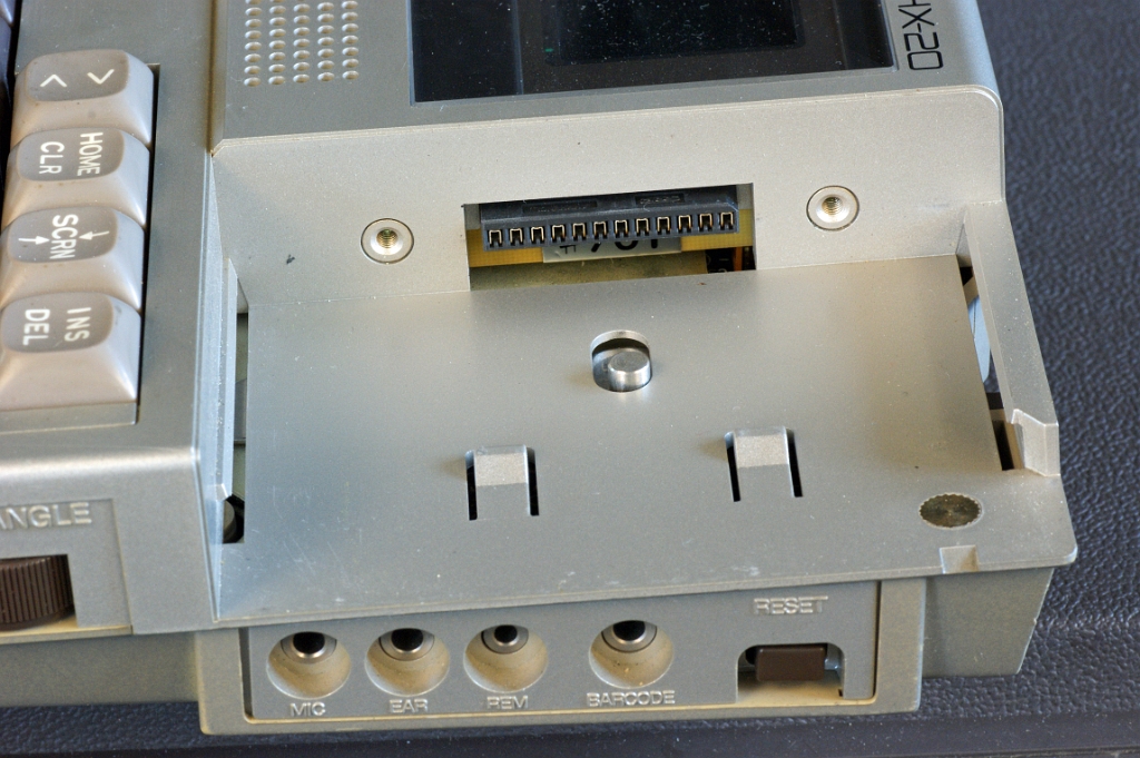 DSC03159.JPG - Slot and connector for the microcassette module.
