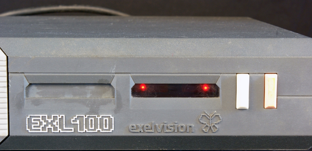 DSC03669.JPG - Window of the IR receiver. Above the EXL100 logo is the slot for the ROM cartridge.