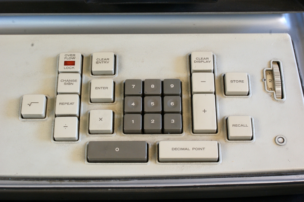 DSC04798.JPG - The very clear designed keyboard. Note the squareroot key; the algorithm used is based on Toepler's method (read this original Friden  document   from  here . The calculator uses the RPN (Reverse Polish Notation) system.