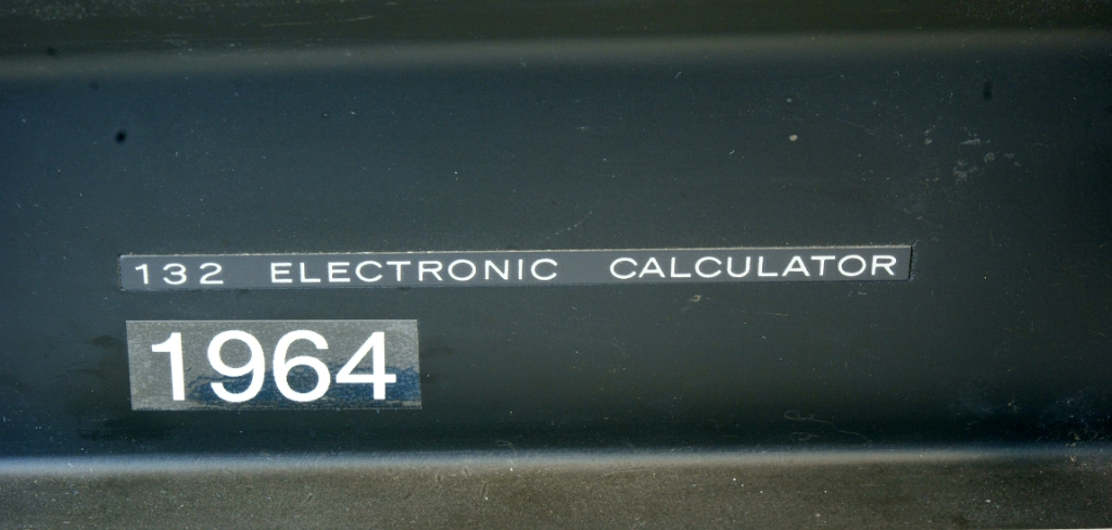DSC04800.JPG - Label of the calculator. The "1964" label has been added at the Computarium.