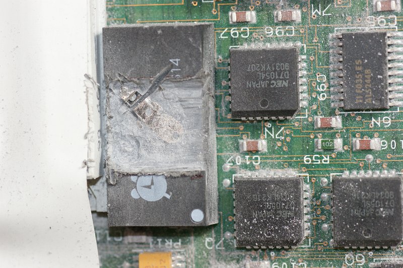 DSC01190.JPG - Part of top cover and solid platik filling removed; view is on minus connector of battery