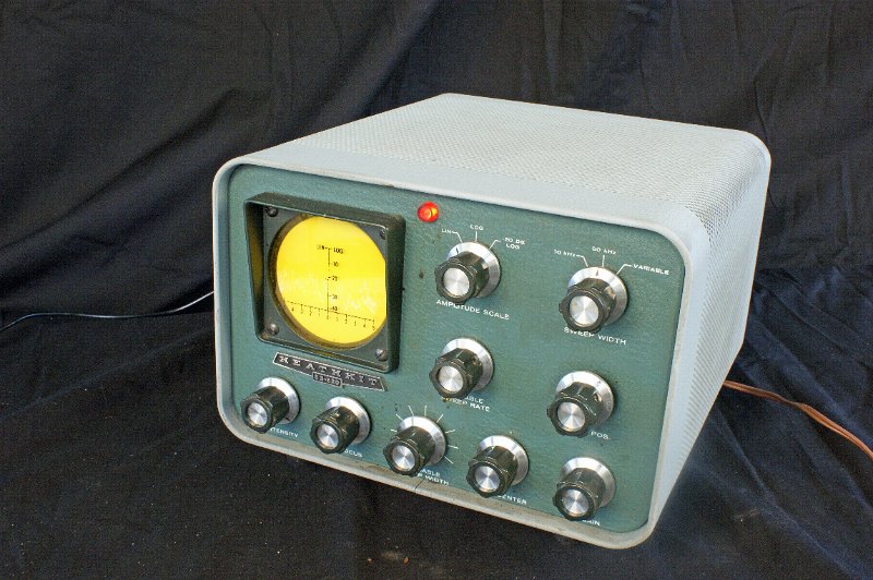 DSC02569.JPG - The SB-620 is a wide band frequency scanner, using 7 valves. It was sold as an equipment for ham radio stations.