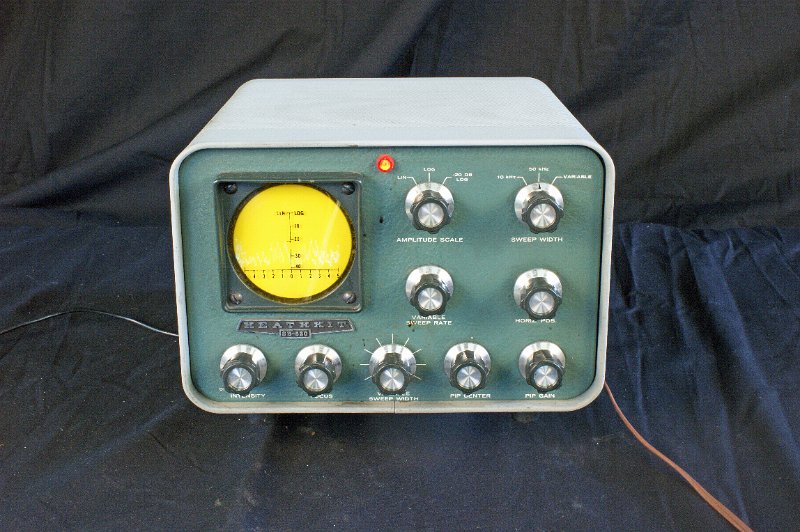 DSC02581.JPG - A vintage analog spectrum analyzer sold by Heathkit from 1966 to 1976. Found in Jean Mootz's attic and restored by F. Massen.
