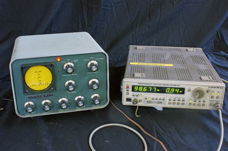 DSC02582.JPG - Here a Hameg signal generator injects a frequency of 98.677 kHz with an amplitude of 0.94 V into the right cinch input.