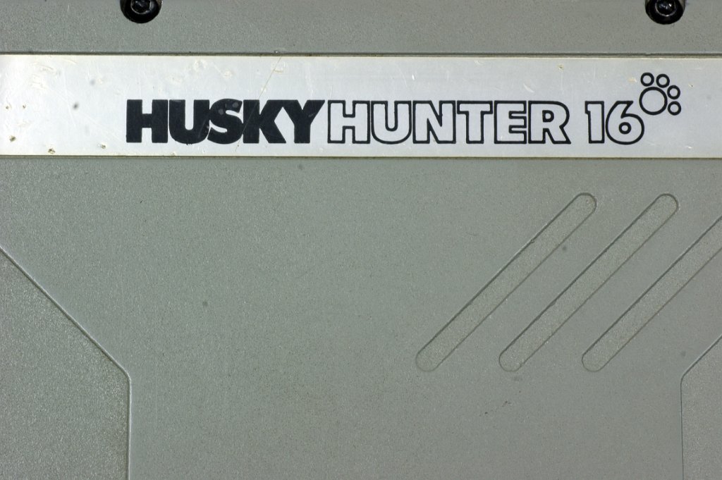 DSC07839.JPG - Label on the backplane with the typical Husky paw symbol.