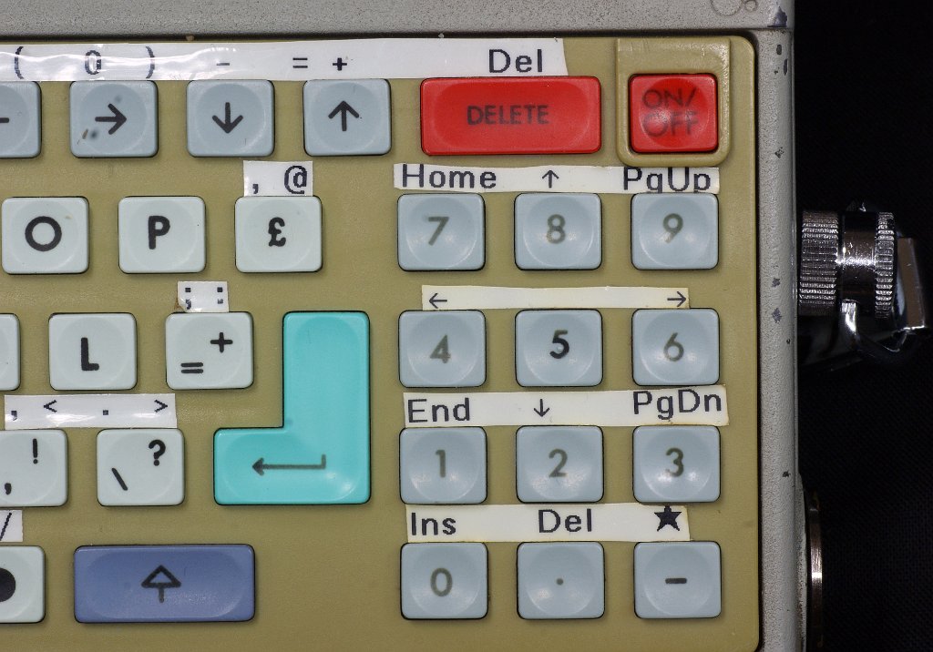 DSC07841.JPG - The numerical keypad; normally the - key (bottom right) holds the "paw" icon, and is used with a second key to enter setup  modes.