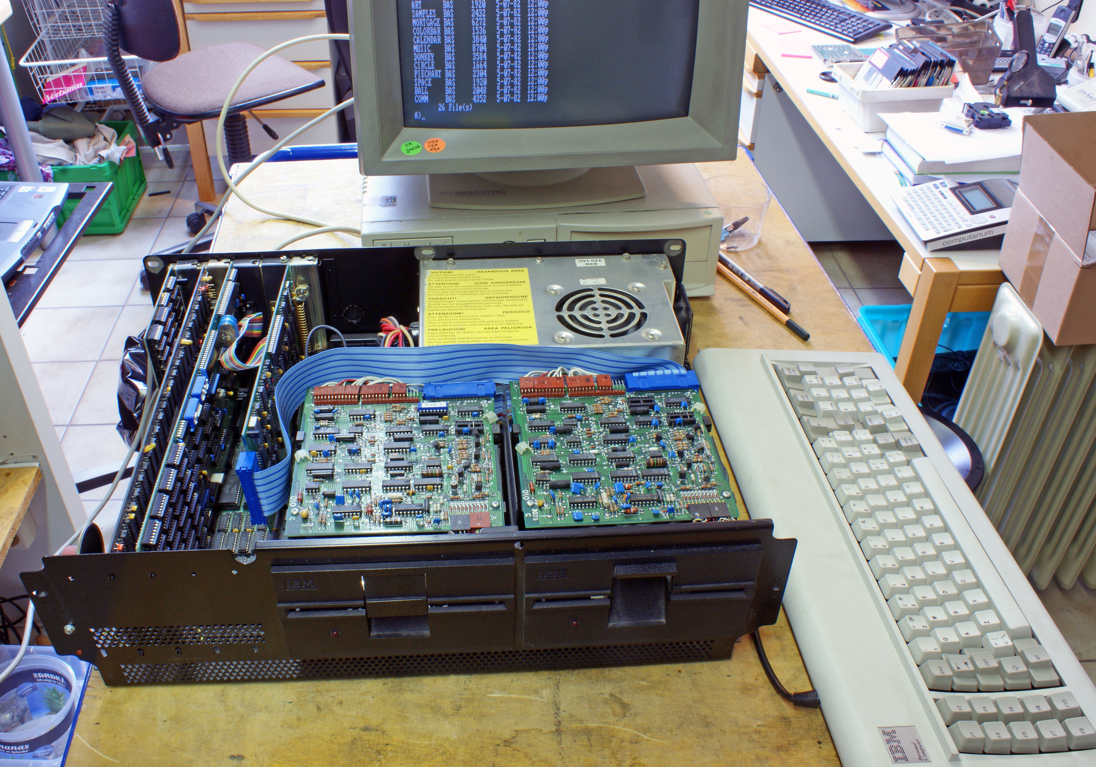 DSC06214a.JPG - Claude du Fays donated a vintage 5150 original IBM PC. It looked great, but had problems with booting DOS. The cause were bad contacts of the ISA connectors, easily solved.