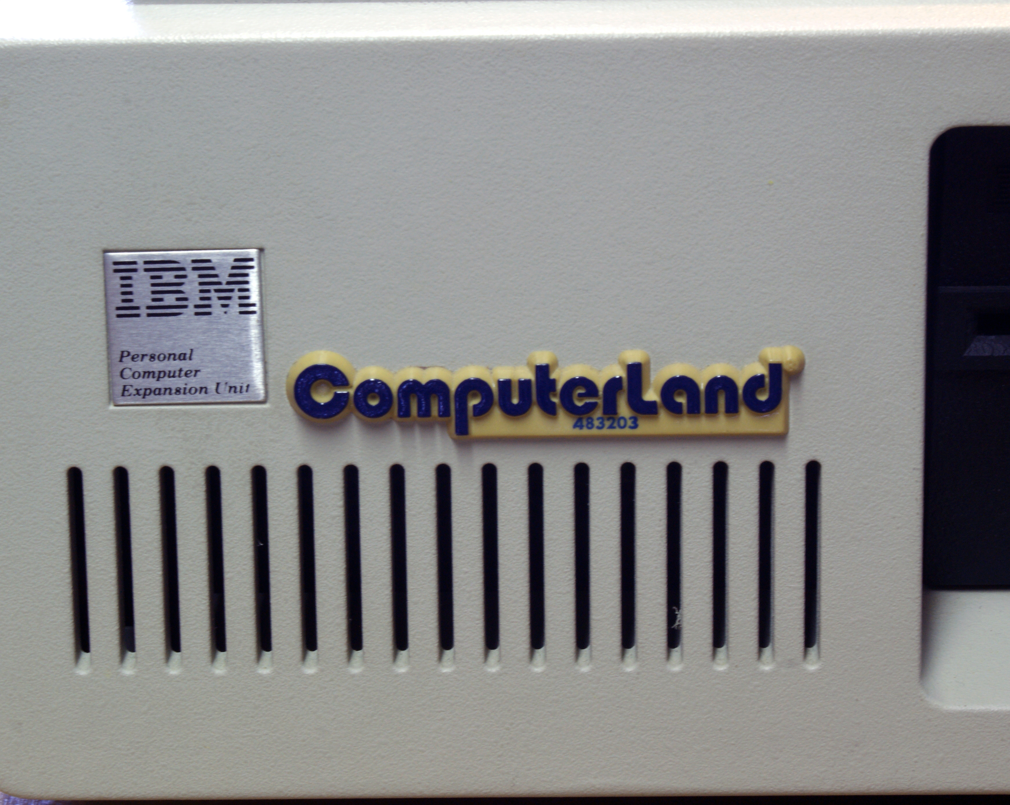DSC06230a.JPG - This computer was sold by Computerland Luxembourg. What makes it a curiosity is that the label is not correct: it is that of the 5161 expansion unit, a separate unit sold for the IBM PC and XT holding supplementry memory and a possible hard disk. Someone goofed either at the assembly line, or the wrong label was glued in at a later time.