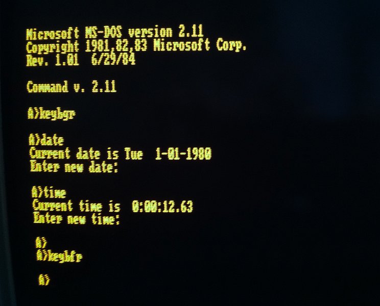IMG_2273.JPG - Message showing the boot sequence from a MSDOS 2.11 diskette. Date and time are not set. The last command "keybfr"  configures the keyboard for a Frech layout.