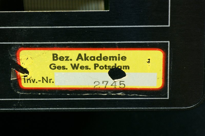 DSC07933.JPG - This cryptic inventory sticker tells us that this machine comes from the "Bezirksakademie des Gesundheitswesens" in Potsdam, a higher school for medical assistants, nurses and midwifes.