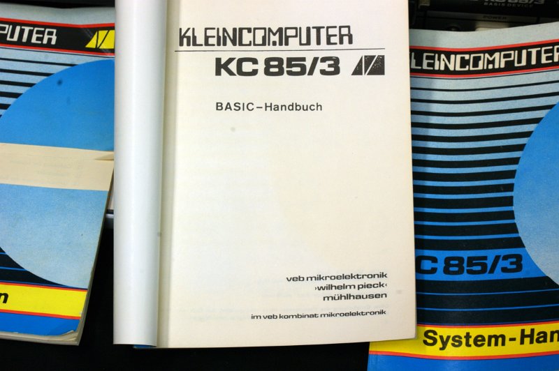 DSC07941.JPG - Title page of the BASIC handbook.