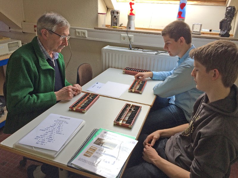 IMG_9038.JPG - Claude du Fays teaches the handling of the chinese abacus to Benoît Frisch and Philippe Meyers.