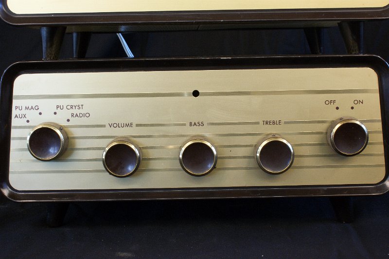 DSC02442.JPG - Front of the amplifier.