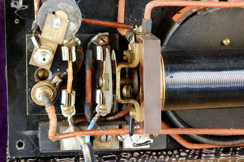 DSC02368.JPG - Close-up on fuses and interruptor. The current flowing through the primary coil moves the interruptor into the OFF position, and a spring pushes it back again  into the ON position.