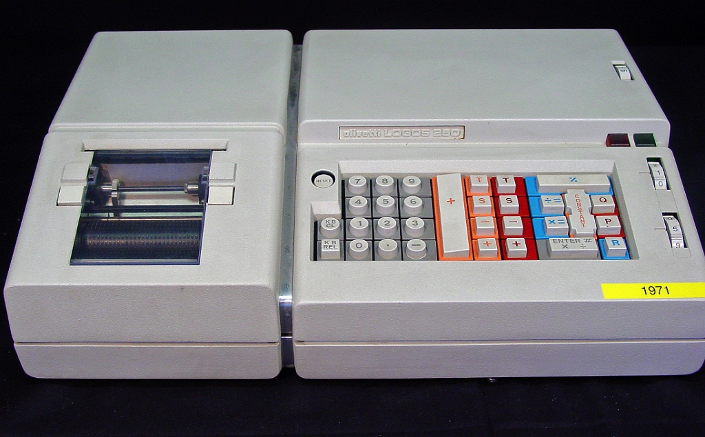 DSC00967a.jpg - The Olivetti Logos 250 is a 4 function electronic printing calculator from 1971 designed by Mario Bellini. Multiplicaton and division are made in RPN (Reverse Polish Notation) on the blue keys. On this picture, there is no paper in the printer.                        