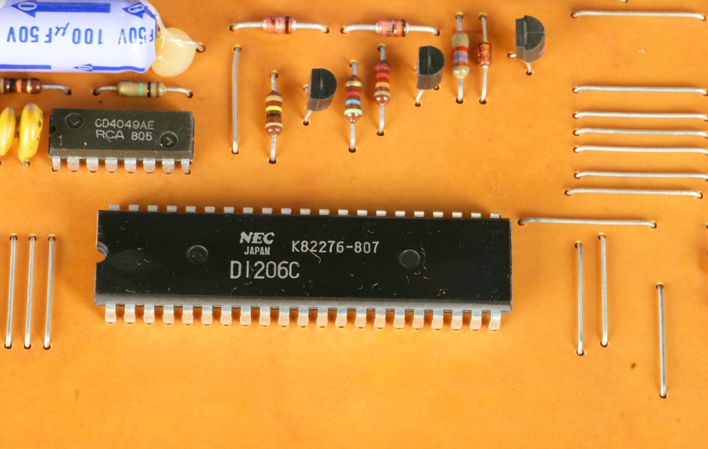 DSC04758.JPG - This IC is the calculator chip driving the Logos 43. Probably a 8-bit microprocessor.