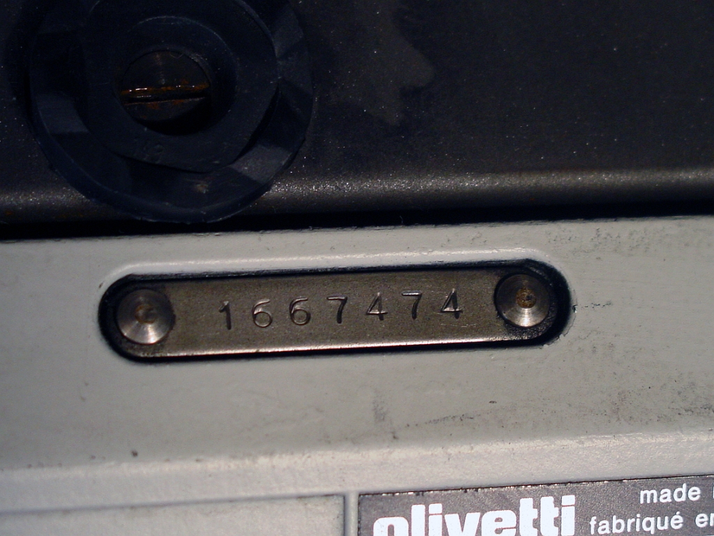 DSC00895.JPG - Serial and part of the Olivetti label ("made in Italy").         