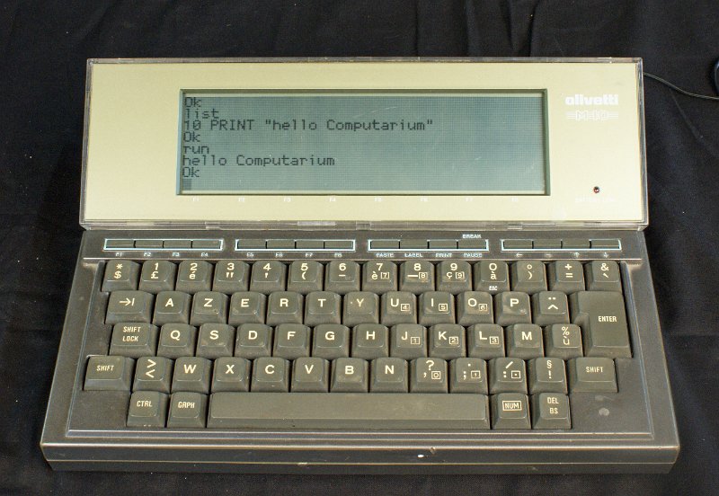 DSC02736.JPG - The Olivetti M10 is a near clone of the TANDY M100, both machines made by Kyocera, Japan. It runs on four AA batteries or on an external power supply. uP = 80C85, 24 kB Ram. (C means CMOS version)