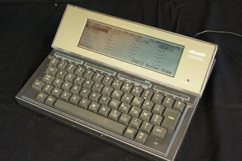DSC02741.JPG - Another view on the M10. Seven variants of this computer were built by Kyocera: Olivetti  M10 US and EU, TANDY M100 and M102, NEC PC8201a and PC8300, KYOCERA KC-85.