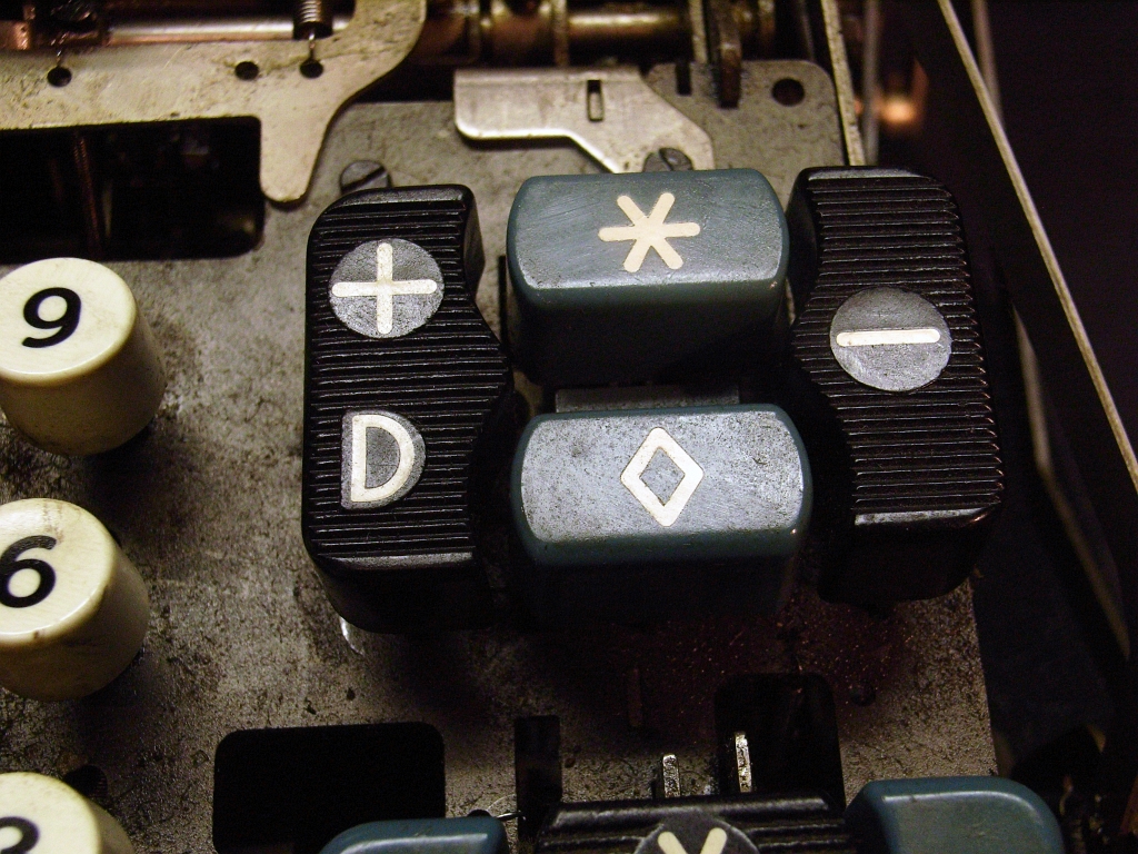 RIMG0053a.jpg - Right side keys with the total (star) and subtotal (rombus) keys.                                              