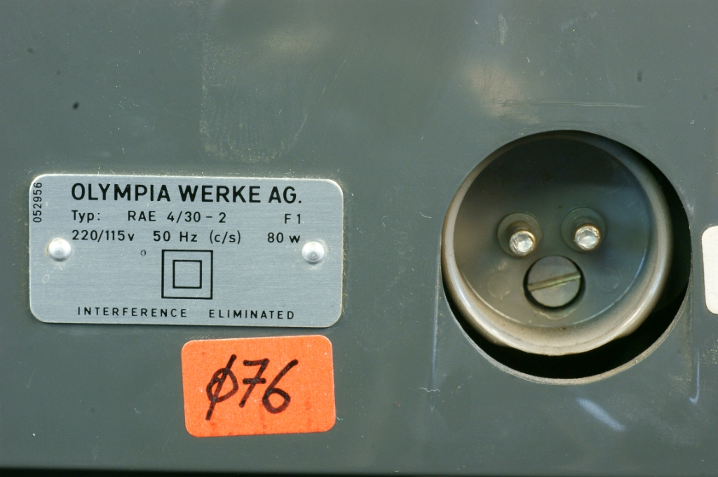 DSC04838.JPG - Label of the machine.