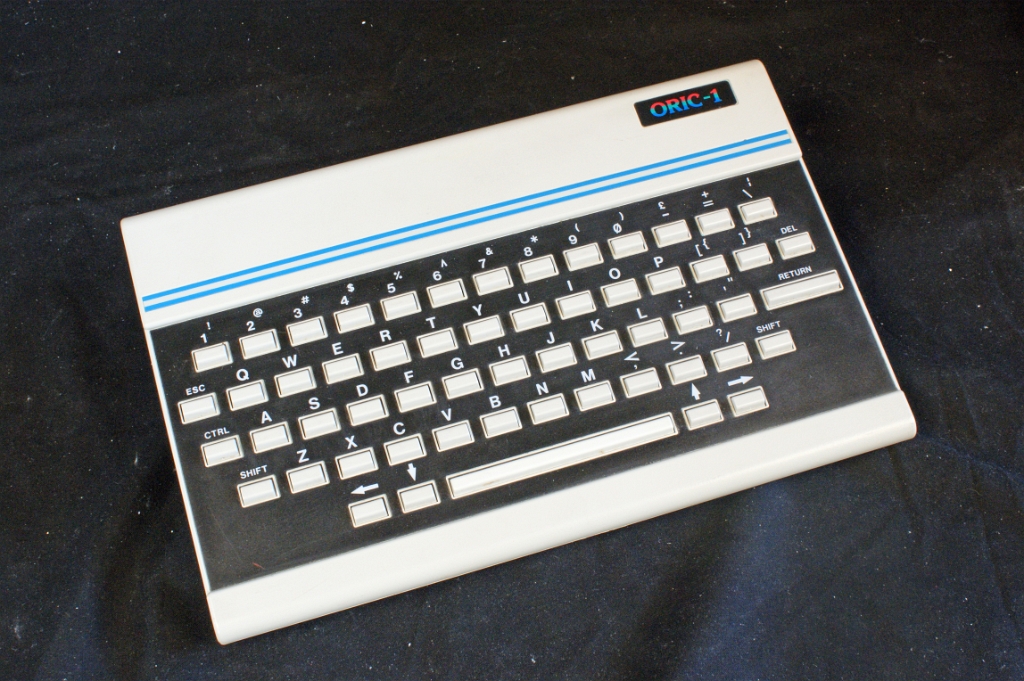 DSC03693.JPG - The ORIC-1 sold very well in the UK and was very popular in France (> 210000 sold in total 1983). The web site "http://www.theregister.co.uk/Print/2013/01/28/the_oric_1_is_30_years_old/"  tells the interesting story of the development of the Tangerine company and its computers.