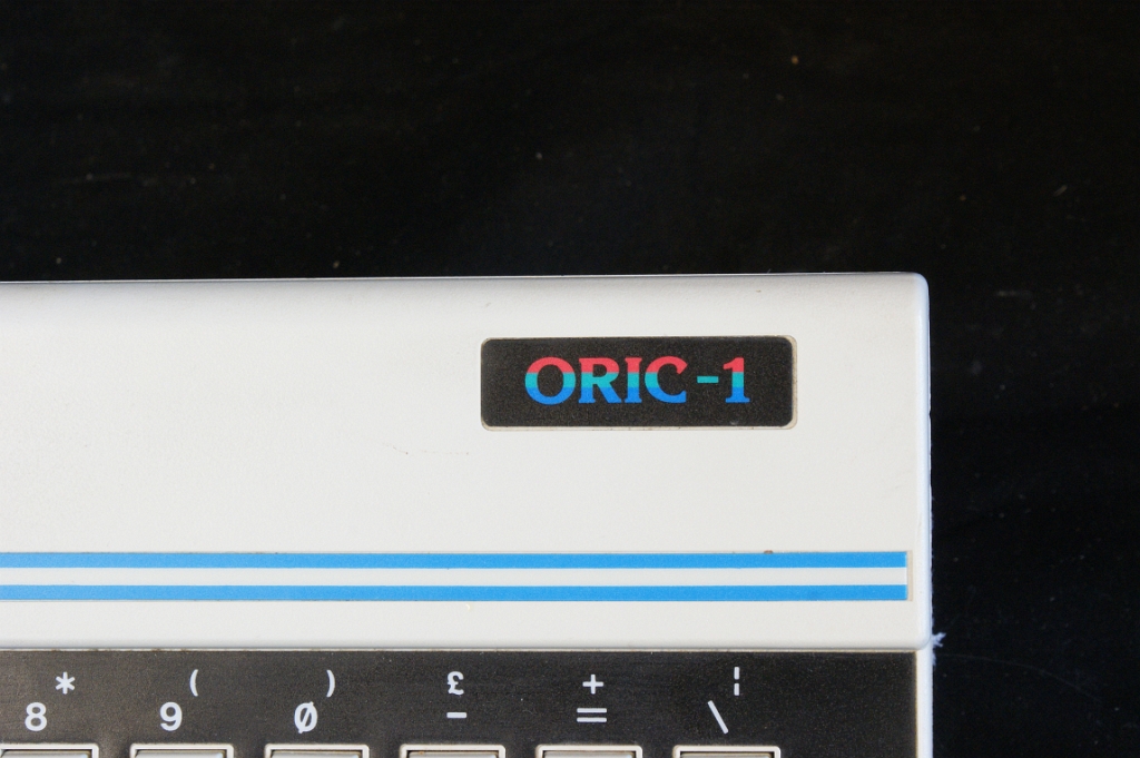 DSC03694.JPG - This specimen has the rarer colored label; the majority had a grey one. The case is white plastic and the keyboard has cheap "chiclet style" rubber keys.