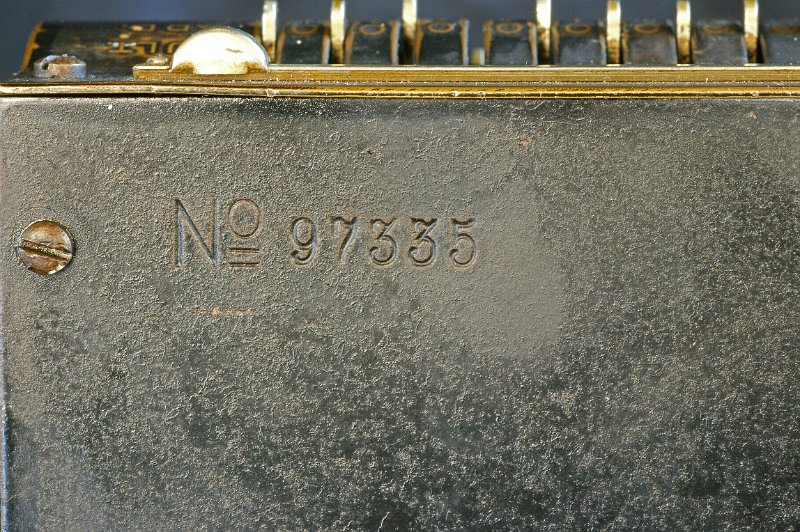DSC02401.JPG - The serial number 97335 shows that the machine was manufactured between 1929 and 1931, the period where the serials 90000 to 11000 were used. (http://www.rechenmaschinen-illustrated.com/Odhner_serialNumbers.htm)