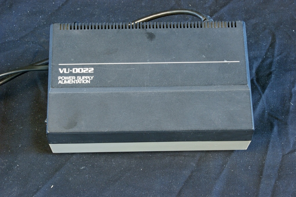 DSC03114.JPG - The power supply is in a big plastic case.