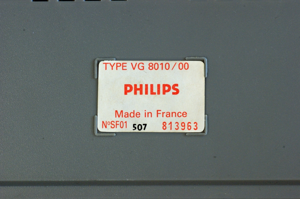 DSC03117.JPG - Label and serial of the computer.