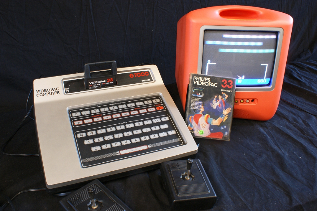 DSC03720.JPG - The G7000 with an inserted cartridge and connected by a PAL RF connection to a color TV. Over two millions of these consoles were sold world wide from 1978 to 1984.