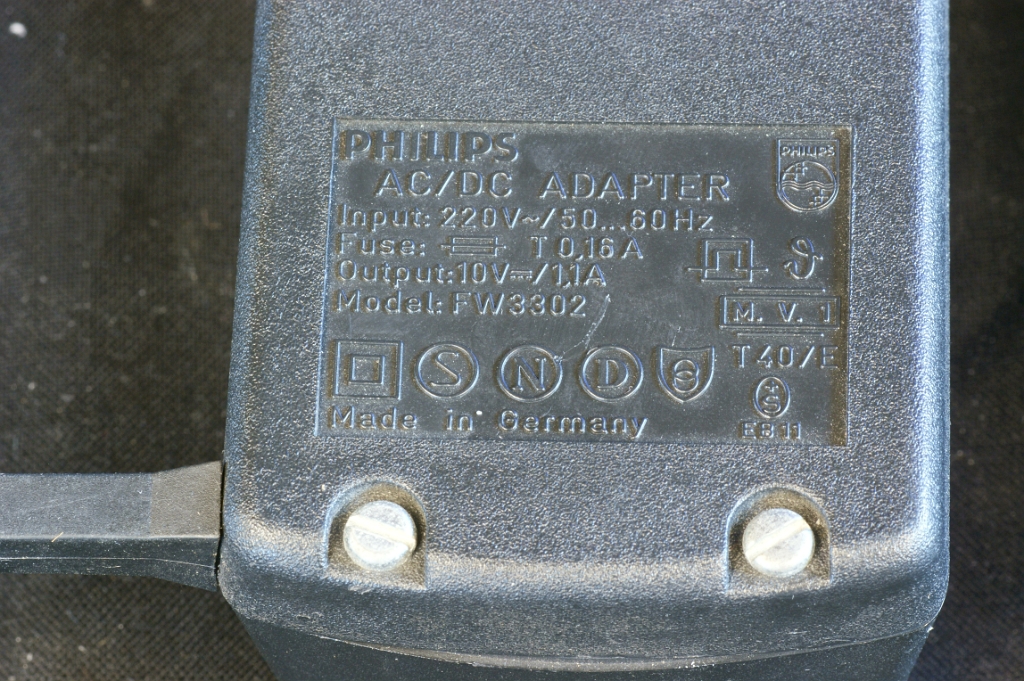 DSC03731.JPG - The power supply delivers 10 VDC at 1.1 Ampère.