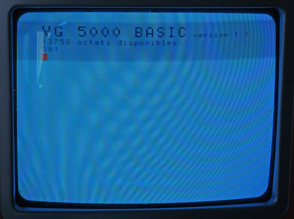 DSC03636.JPG - Boot screen showing "VG5000 BASIC version 1.1" and "13758 octets libres" (i.e. 13768 bytes free). Note the red cursor block.