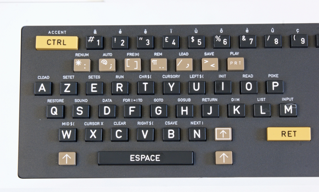 DSC03644.JPG - The AZERTY keys have the same black, brown and yellow colors as the Minitel.