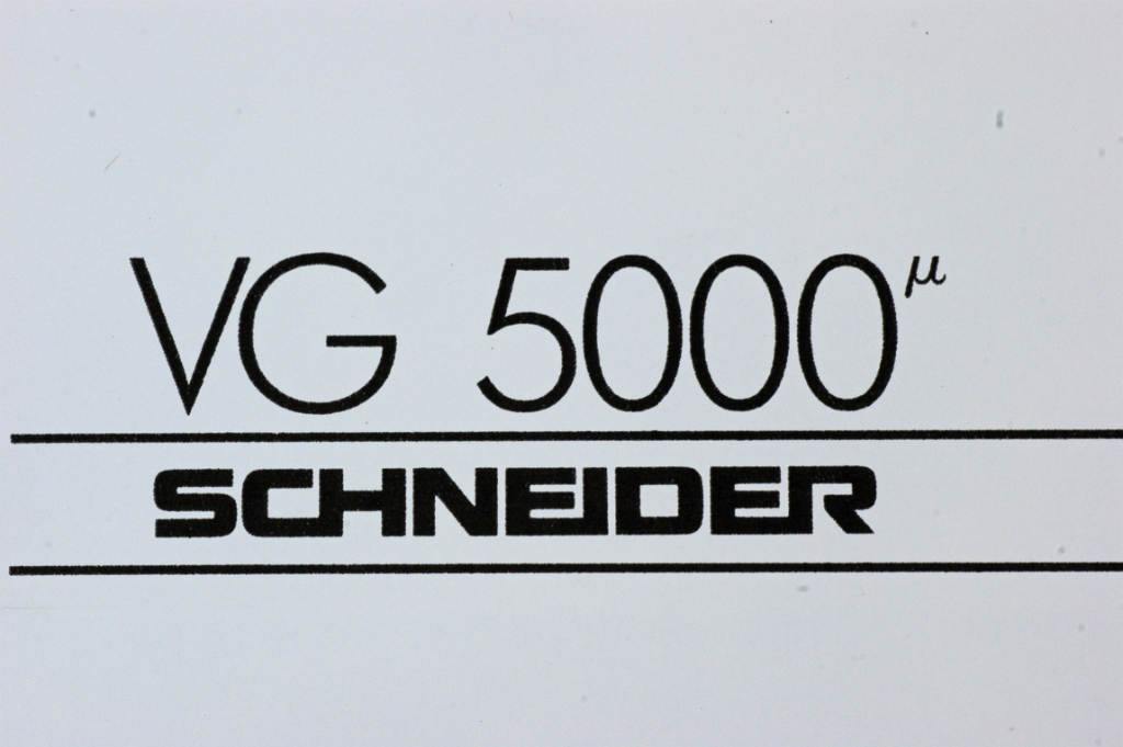 DSC03652.JPG - Logo with the attached letter "mu" (for microcomputer). End of production of  the VG5000 was 1986.