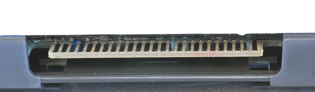 DSC03654.JPG - Close-up on card-edge connector.