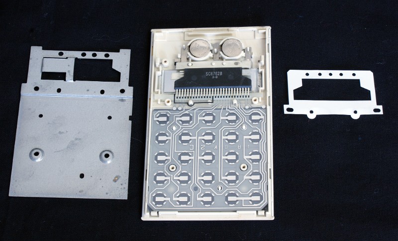 DSC07773.JPG - The metallic plate presses the white plastic cut-out seen at the right against the lower pins of the chip.