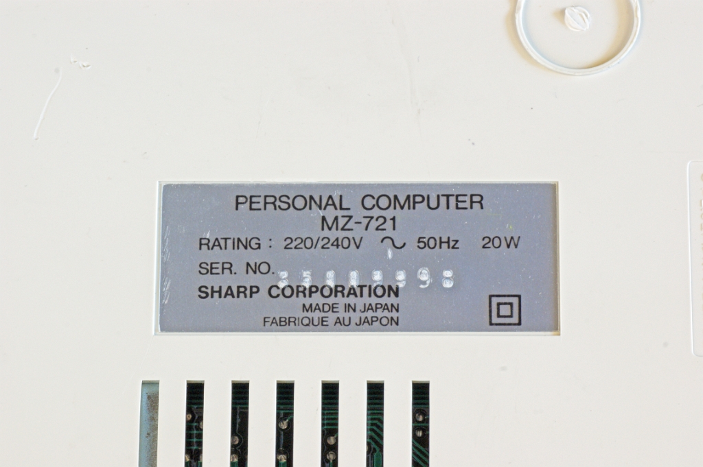 DSC03070.JPG - Label on bottom; serial number is 35009998.