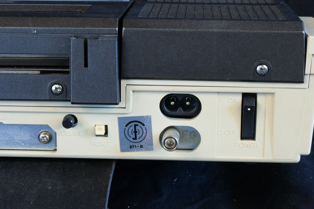 DSC03080.JPG - The left metal plate covers the expansion socket. Then come  a volume control, a Reset push-button, a banana socket labelled FG for "frame ground" (grounding of the EMI shield) and the ON/OFF switch.