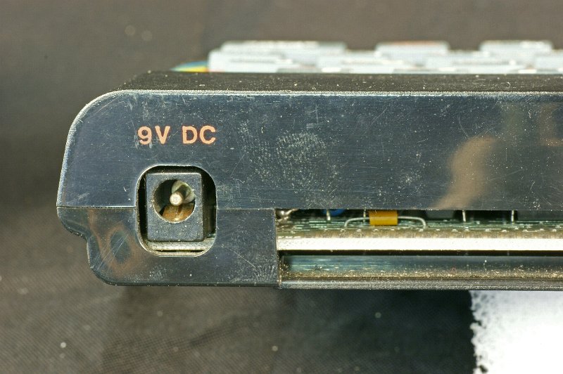 DSC02693.JPG - Simple 9VDC power socket.