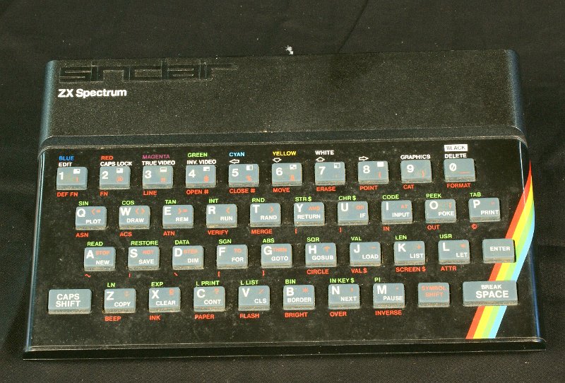 DSC02697.JPG - The Sinclair Spectrum is the full colour successor of the ZX81. uP = Z80, 16 kB RAM as original (the ZX81 had 1 kB !)