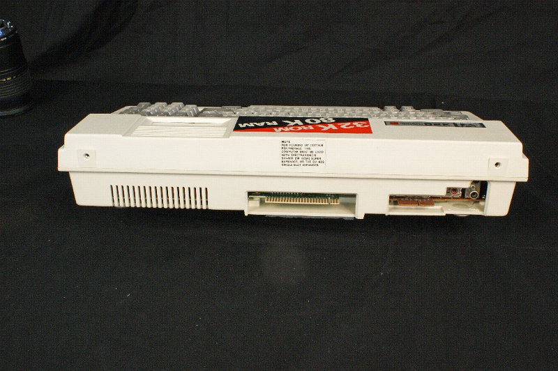 DSC02646.JPG - Back-side with card-edge connector for expansion module. The SV-328 laid down the specifications for the MSX standard.