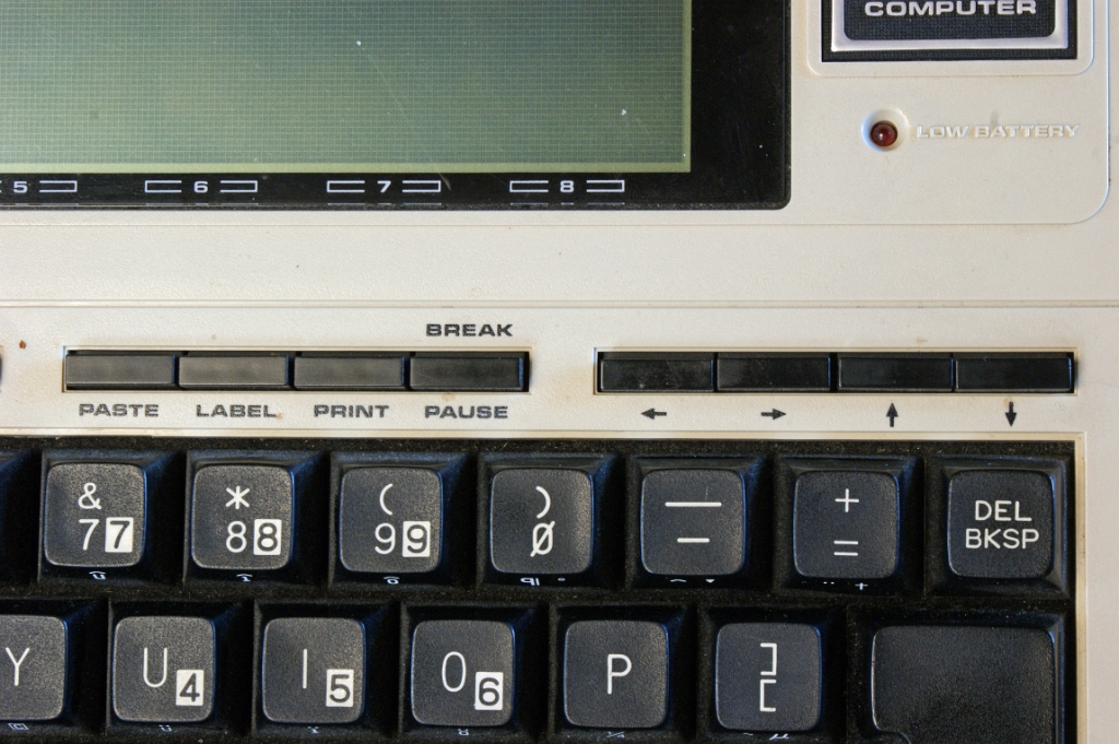 DSC03485.JPG - The 8 keys on the right contain the 4 cursor movement keys.