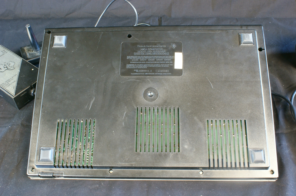 DSC02899.JPG - Bottom side with ventilation slits.