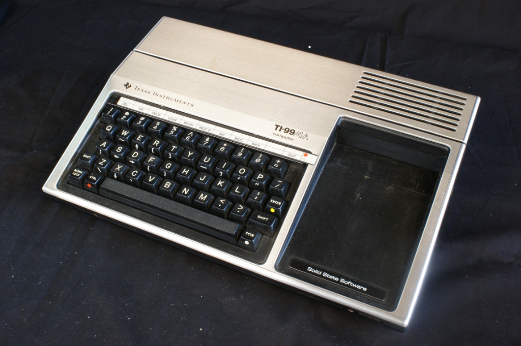 DSC02919.JPG - The TI-99/4A is a microcomputer using the TMS9900 CPU. It is the first 16 bit personal microcomputer produced for the domestic market. Released in Jun 1981 and discontinued in October 1983.The pictures here are from a computer donated by Claude WANGEN.