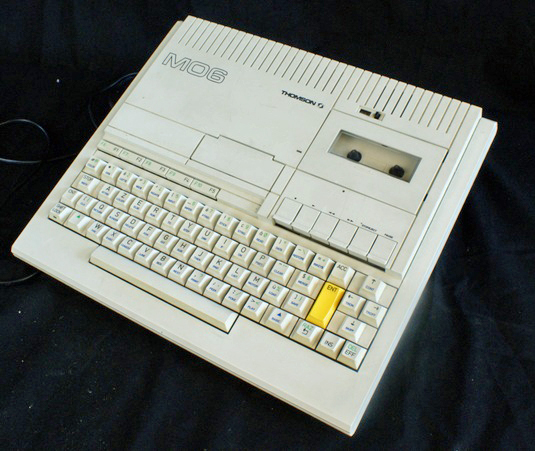 DSC02818_800p_cr.jpg - Thomson MO6 8 bit computer from 1986. Motorola 6809E uP,128 kB Ram, 32 kB internal Rom.