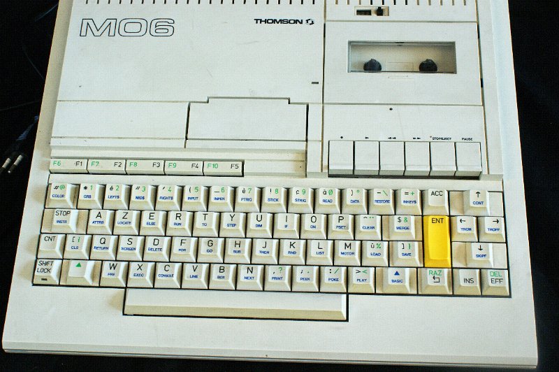 DSC02821.JPG - Nice keyboard, marked often in French and English. Note the yellow Return key (ENT =" Entrée"). Below is a Reset/Break key marked RAZ = "Retour à Zéro".