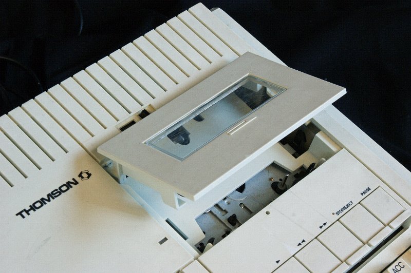 DSC02829.JPG - Open lid of K7 (cassette) player.