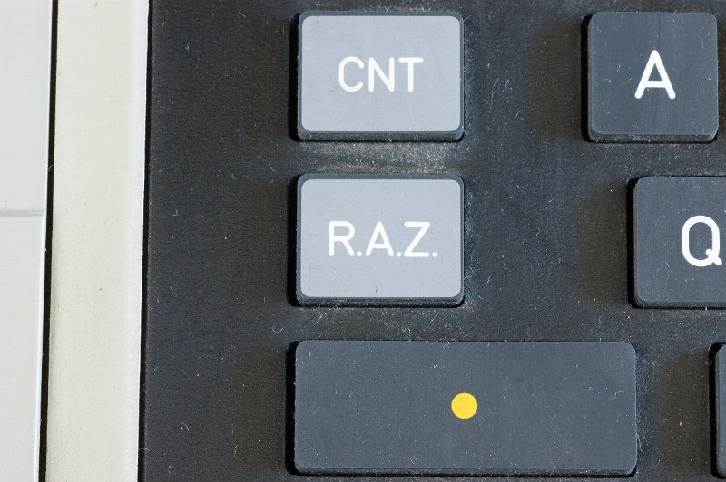 DSC02857.JPG - The R.A.Z ("retour à zéro") key is sometimes labeled as R.A.Z or as RAZ.